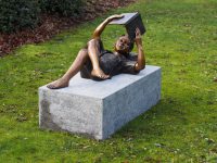 Tuinbeeld - bronzen beeld - Liggende jongen