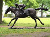 Tuinbeeld - bronzen beeld - Grote jockey op paard
