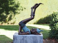 Tuinbeeld - bronzen beeld - Pixie benen omhoog