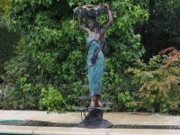 Tuinbeeld - bronzen beeld - vrouw met schelp