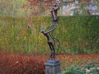 Tuinbeeld - bronzen beeld - 2 op ladder