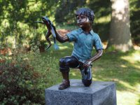 Tuinbeeld - bronzen beeld - jongen met kikker