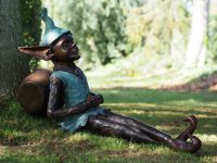 Tuinbeeld - bronzen beeld - pixie zittend
