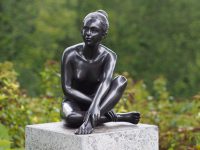 Tuinbeeld - bronzen beeld - Naakt zittend