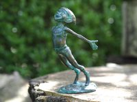 Tuinbeeld - bronzen beeld - Pixie armen achteruit