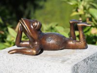 Tuinbeeld - bronzen beeld - liggende kikker