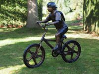 Tuinbeeld - bronzen beeld - Jongen op fiets
