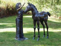 Tuinbeeld - bronzen beeld - Meisje met veulen
