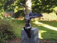 Tuinbeeld - bronzen beeld - Vrouw met vogel Bronzartes