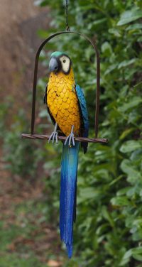 Tuinbeeld - papegaai op schommel
