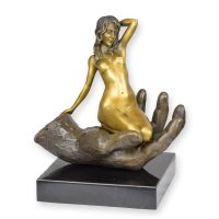 Bronzen beeld - Naakte vrouw in een hand - erotische sculptuur - 22,5 cm hoog