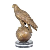 Brons beeld - adelaar op wereldbol - sculptuur - 60 cm hoog
