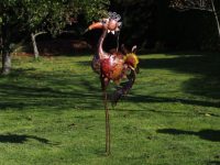 Tuinbeeld - Grote vogel bordeaux - metaal - 143 cm hoog