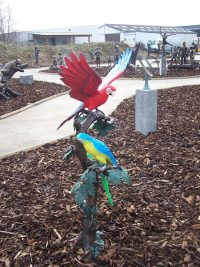 Tuinbeeld - brons - Papegaaien op boom kleur