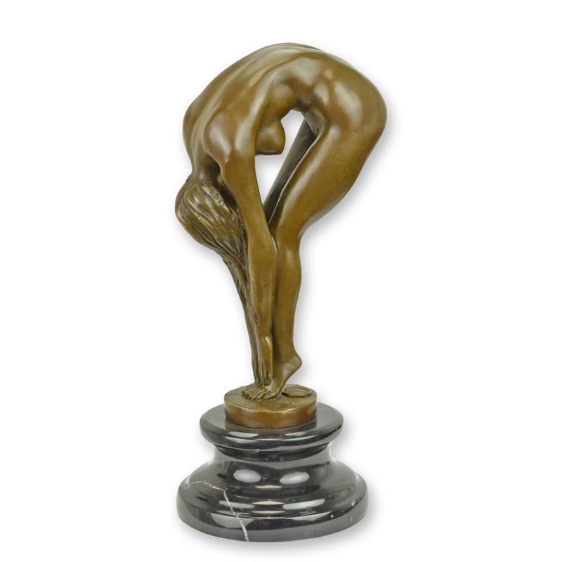 Voorovergeboden vrouw - Bronzen beeld