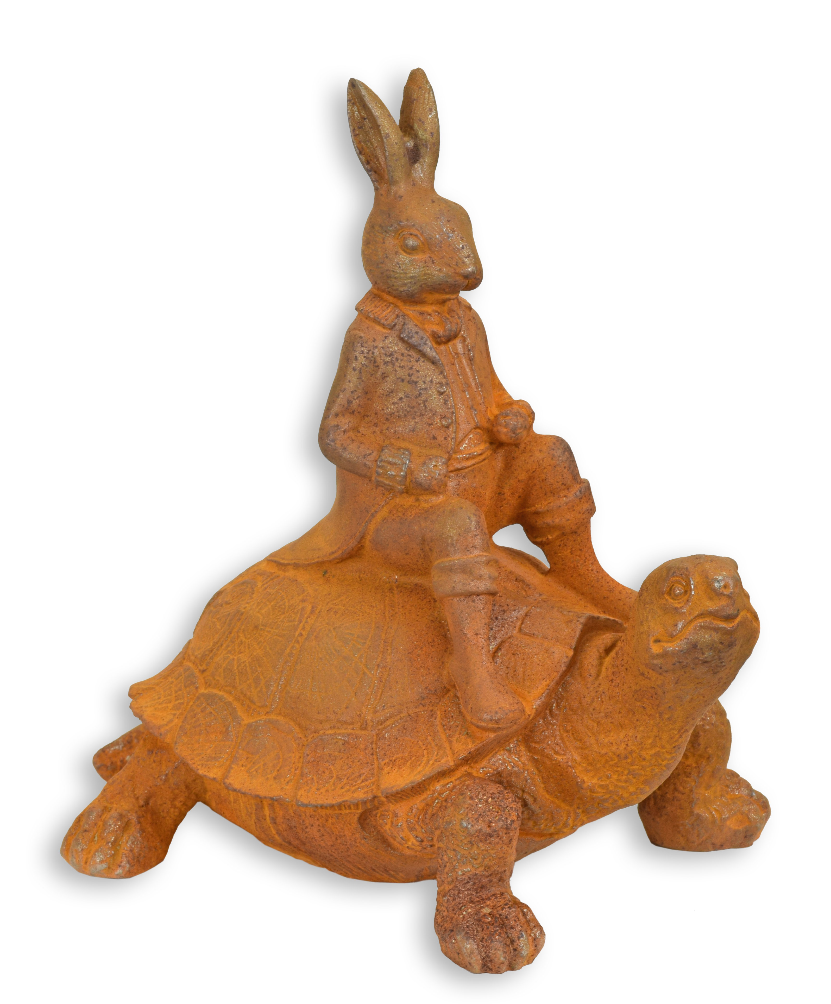 Roestig gietijzeren beeld van een konijn dat op een schildpad rijdt